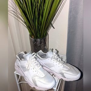 Used Men's white Nike Air Huarache sneakers